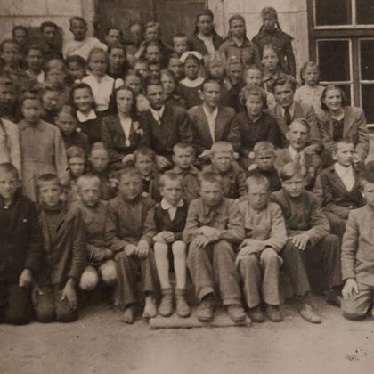Dvietes skolas skolēni un skolotāji 1946. gadā. Dvietes novadpētniecības krātuve.