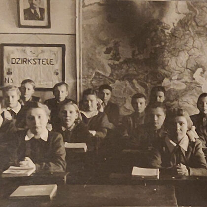 Dvietes skolas skolēni un skolotāja Ludmila Rimjane 1948. gadā. Dvietes novadpētniecības k