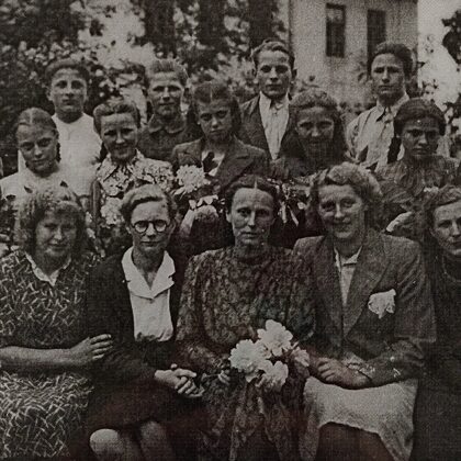 Dvietes absolventi 1948. gadā. Dvietes muižas arhīvs.