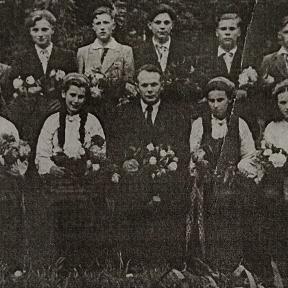 Dvietes absolventi 1949. gadā. Dvietes muižas arhīvs.