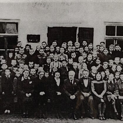 Dvietes skolas skolēni un skolotāji 1949. gadā. Dvietes muižas arhīvs.