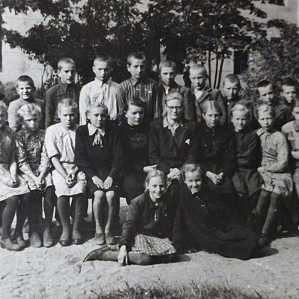 Dvietes skolas skolēni un skolotāja Čūriška 1951. gadā. Dvietes novadpētniecības krātuve.