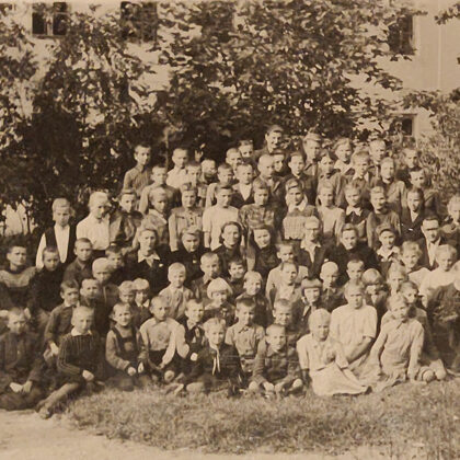 Dvietes skolas skolēni un skolotāji 1951. gadā. Dvietes novadpētniecības krātuve.