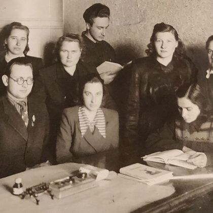 Dvietes skolas skolēni un skolotāji 1955. gadā. Dvietes novadpētniecības krātuve.