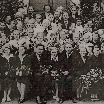 Dvietes absolventi 1958. gadā. Dvietes muižas arhīvs.