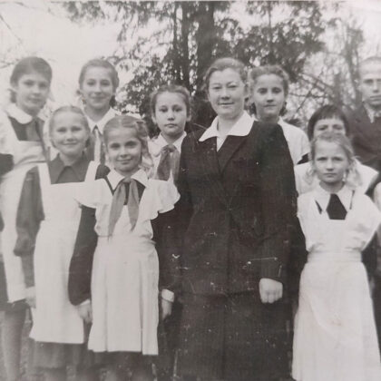 Dvietes skolas skolēni un skolotāja 60. gadu sākumā. Olgas Dronkas arhīvs.
