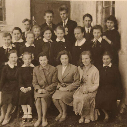 Dvietes skolas skolēni un skolotāji 1964. gadā. Dvietes novadpētniecības krātuve.