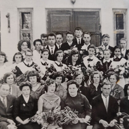 Dvietes absolventi 1965. gadā. Dvietes muižas arhīvs.