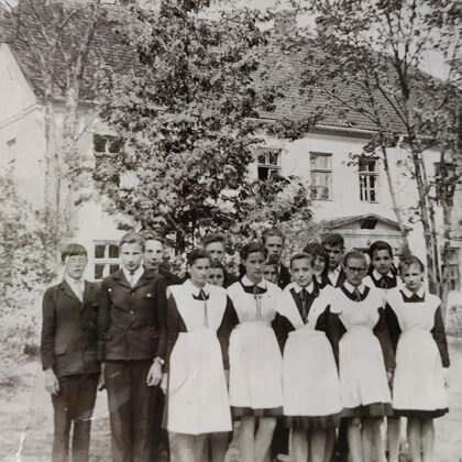 Dvietes skolas skolēni 1965. gadā. Dvietes muižas arhīvs.