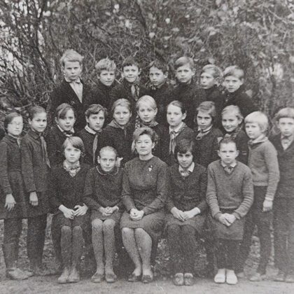 Dvietes skolēni un skolotāja aptuveni 1965. gadā. Arvīda Geriņa arhīvs.