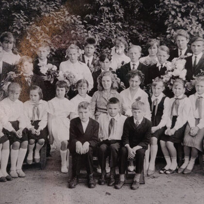 Dvietes skolas skolēni un skolotāji 1967. gadā. Dvietes muižas arhīvs.