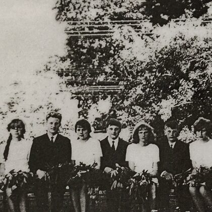 Dvietes absolventi 1968. gadā. Dvietes muižas arhīvs.