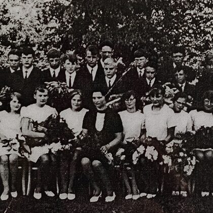 Dvietes absolventi 1969. gadā. Dvietes muižas arhīvs.