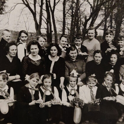 Dvietes skolas skolēni un skolotāji 1969. gadā. Dvietes novadpētniecības krātuve.