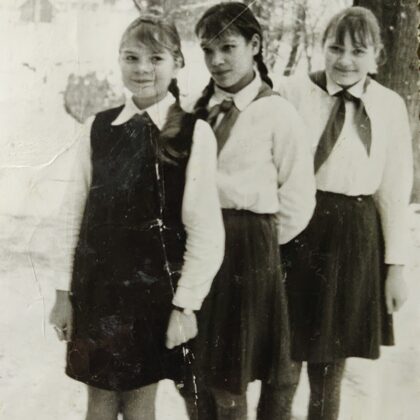 Dvietes skolnieces 1970. gadā. Līvijas Zemlickas arhīvs.