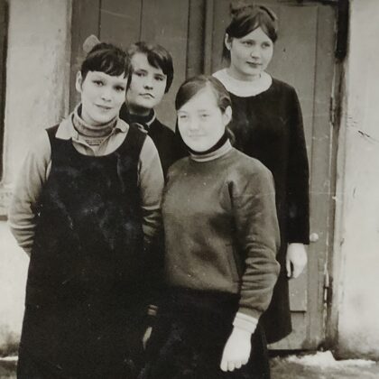 Dvietes skolnieces 1971. gadā. Līvijas Zemlickas arhīvs.