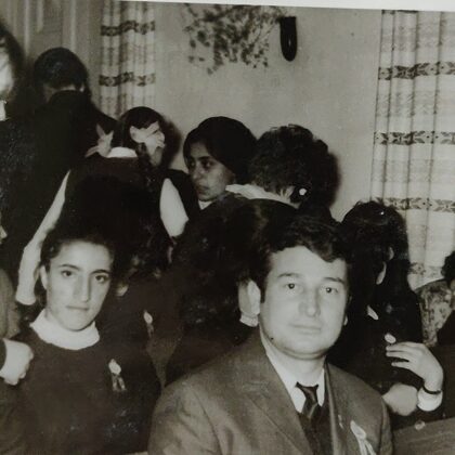 Dvietes skolēni un Armēnijas viesi 1971. gadā. Līvijas Zemlickas arhīvs.