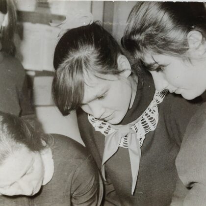 Dvietes skolēni un Armēnijas viesi 1971. gadā. Līvijas Zemlickas arhīvs.