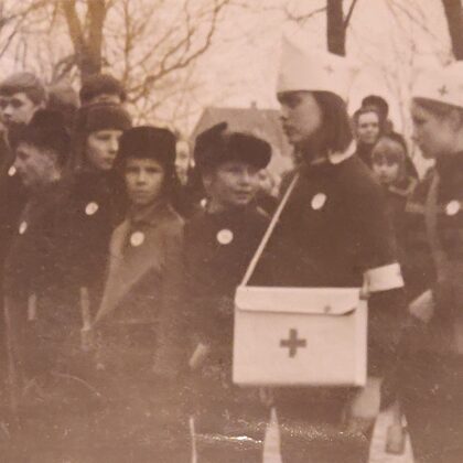 Dvietes skolas skolēni 1972. gadā "Kara spēle". Annas Rudzītes arhīvs.