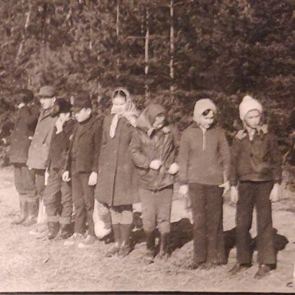 Dvietes skolas skolēni 1974. gadā. Annas Rudzītes arhīvs.