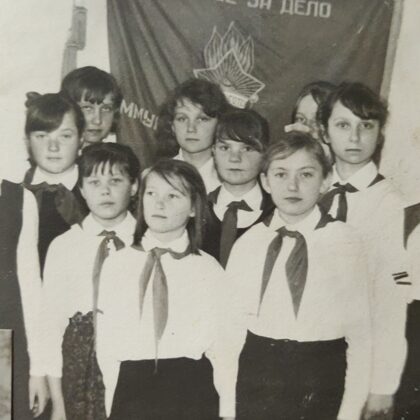 Dvietes skolas skolnieces. Līvijas Zemlickas arhīvs.