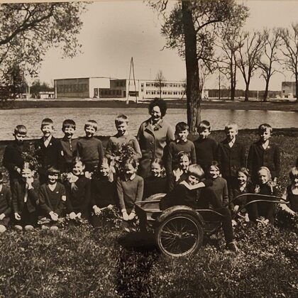 Dvietes skolas skolēni un skolotāja. Dvietes novadpētniecības krātuve.