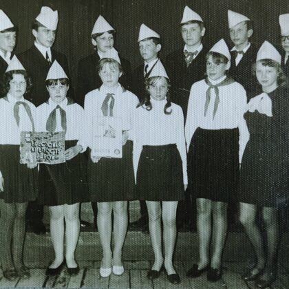 Dvietes skolas skolēni 1971. gadā. Leontīnas Kuosas arhīvs.