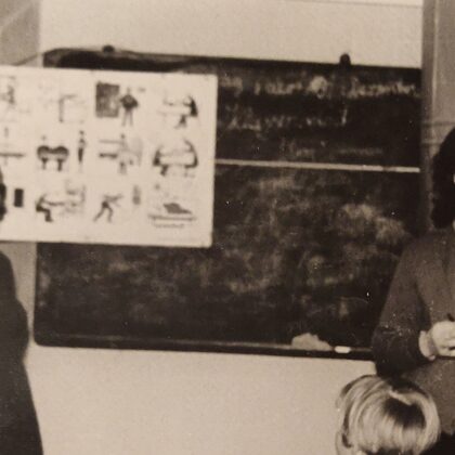 Skolotājas Vija Stūpiņa un Anna Užule. Dvietes novadpētniecības krātuve.