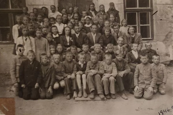 Dvietes skolas skolēni un skolotāji 1946. gadā. Dvietes novadpētniecības krātuve.