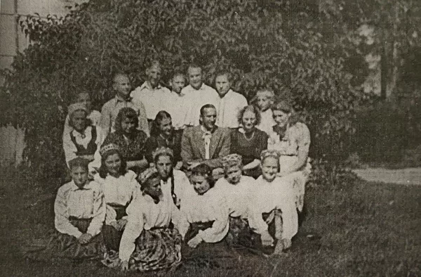 Dvietes absolventi 1947. gadā. Dvietes muižas arhīvs.