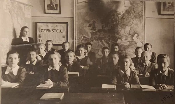 Dvietes skolas skolēni un skolotāja Ludmila Rimjane 1948. gadā. Dvietes novadpētniecības k