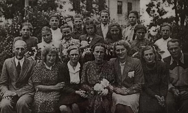 Dvietes absolventi 1948. gadā. Dvietes muižas arhīvs.