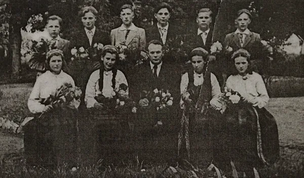Dvietes absolventi 1949. gadā. Dvietes muižas arhīvs.