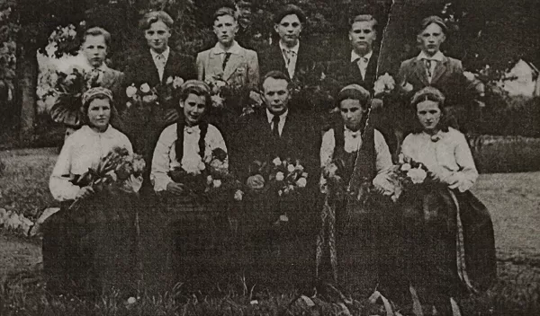 Dvietes absolventi 1949. gadā. Dvietes muižas arhīvs.