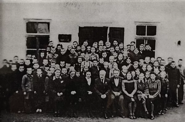 Dvietes skolas skolēni un skolotāji 1949. gadā. Dvietes muižas arhīvs.