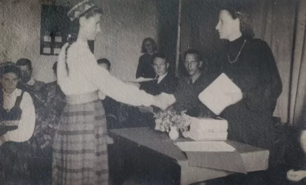 Dvietes absolventi 1949. gadā. Dvietes muižas arhīvs.