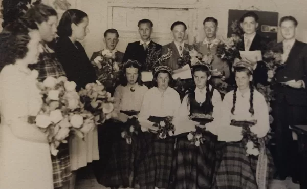 Dvietes absolventi 1949. gadā. Dvietes muižas arhīvs.