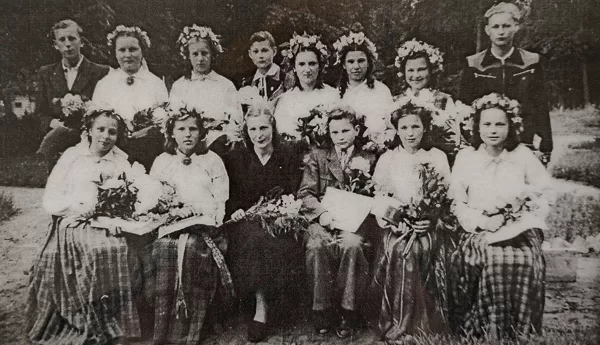 Dvietes absolventi 1950. gadā. Dvietes muižas arhīvs.