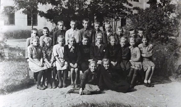 Dvietes skolas skolēni un skolotāja Čūriška 1951. gadā. Dvietes novadpētniecības krātuve.