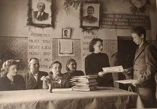 Dvietes skolas skolēns Kazimirs Lapoška saņem atzinības rakstu. Direktore Valērija Liepa. 