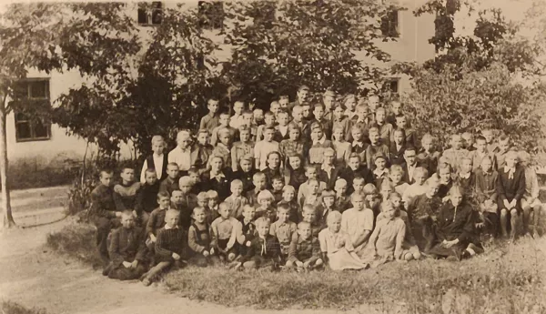 Dvietes skolas skolēni un skolotāji 1951. gadā. Dvietes novadpētniecības krātuve.