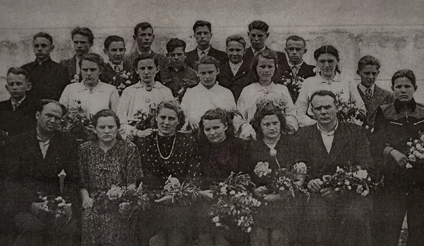 Dvietes absolventi 1951. gadā. Dvietes muižas arhīvs.