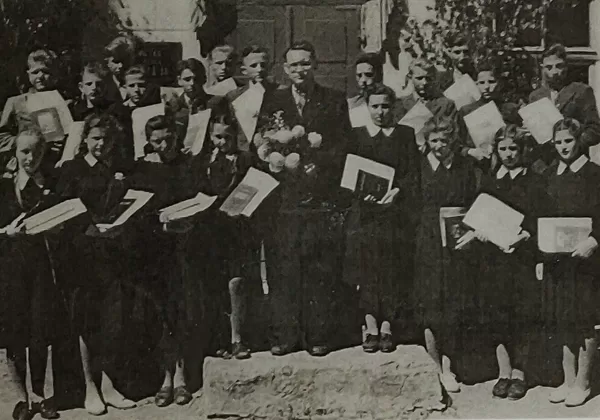 Dvietes absolventi 1952. gadā. Dvietes muižas arhīvs.
