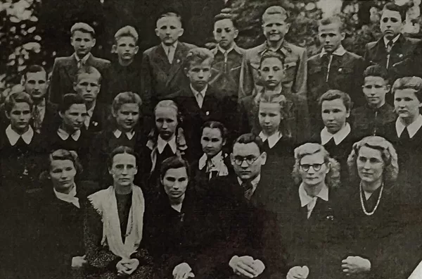 Dvietes absolventi 1952. gadā. Dvietes muižas arhīvs.