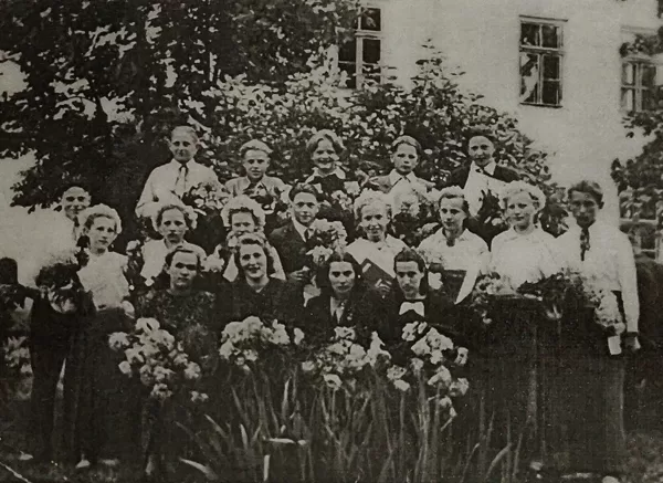 Dvietes absolventi 1953. gadā. Dvietes muižas arhīvs.
