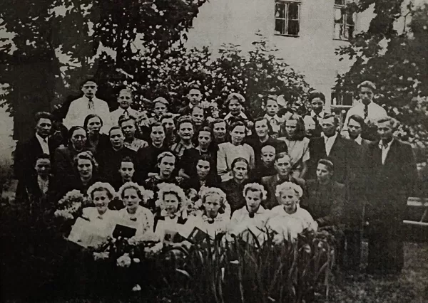 Dvietes absolventi ar vecākiem 1953. gadā. Dvietes muižas arhīvs.