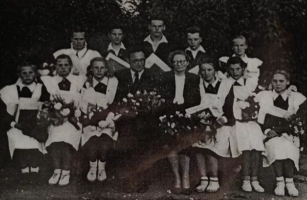 Dvietes absolventi 1954. gadā. Dvietes muižas arhīvs.