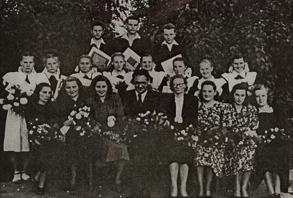 Dvietes absolventi 1954. gadā. Dvietes muižas arhīvs.