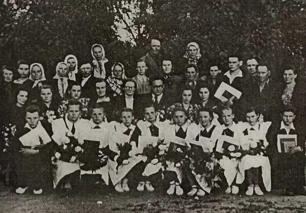 Dvietes absolventi ar vecākiem 1954. gadā. Dvietes muižas arhīvs.