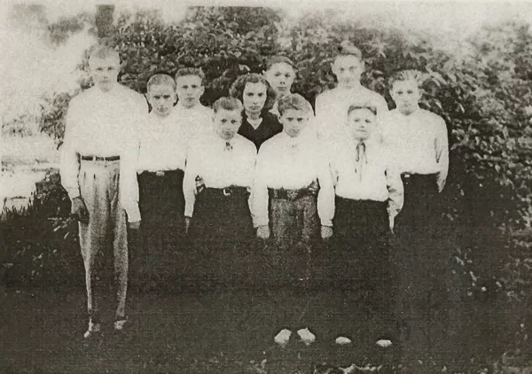 Dvietes absolventi 1955. gadā. Dvietes muižas arhīvs.